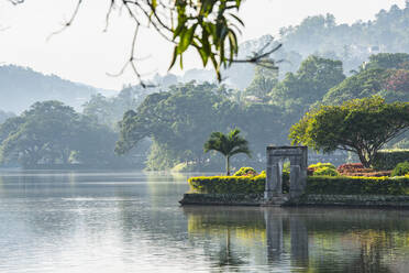 Insel in der Mitte des Sees in Kandy / Sri Lanka - CAVF90446