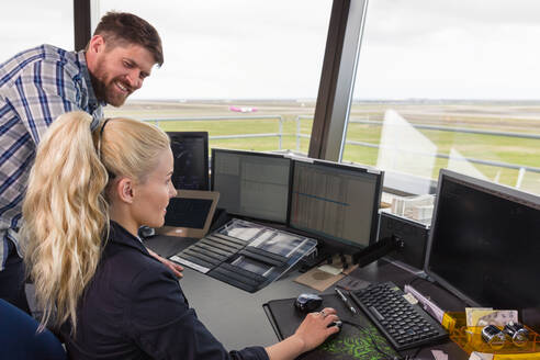 Männliche und weibliche Dispatcher arbeiten zusammen - CAVF90464