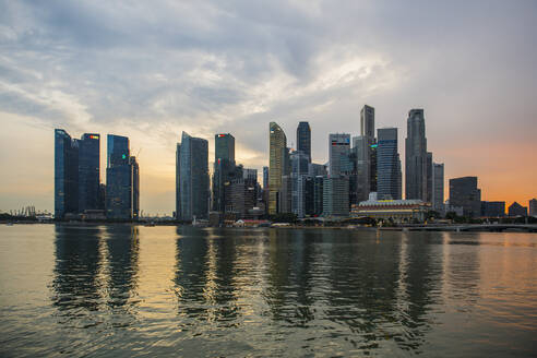 Die Skyline von Singapur von der Marina Bay aus - CAVF90497