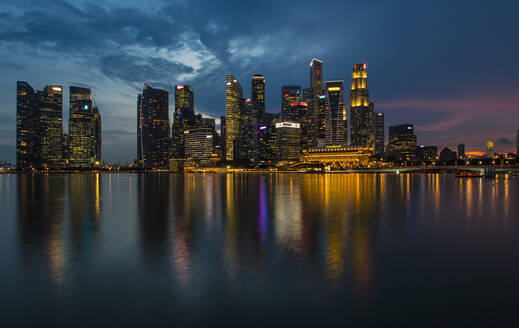 Die Skyline von Singapur von der Marina Bay aus - CAVF90499