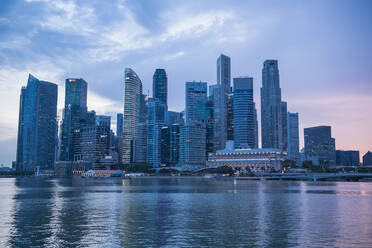 Die Skyline von Singapur von der Marina Bay aus - CAVF90500