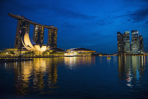 Die Skyline von Singapur mit der ikonischen Marina Sands - CAVF90501