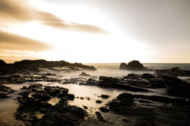 Langzeitbelichtung, Meer, Abendlicht mit launischen Wolken & schroffen Felsen - CAVF90533