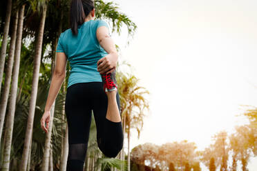 Sportlerin dehnt Muskel vor dem Training - CAVF90580