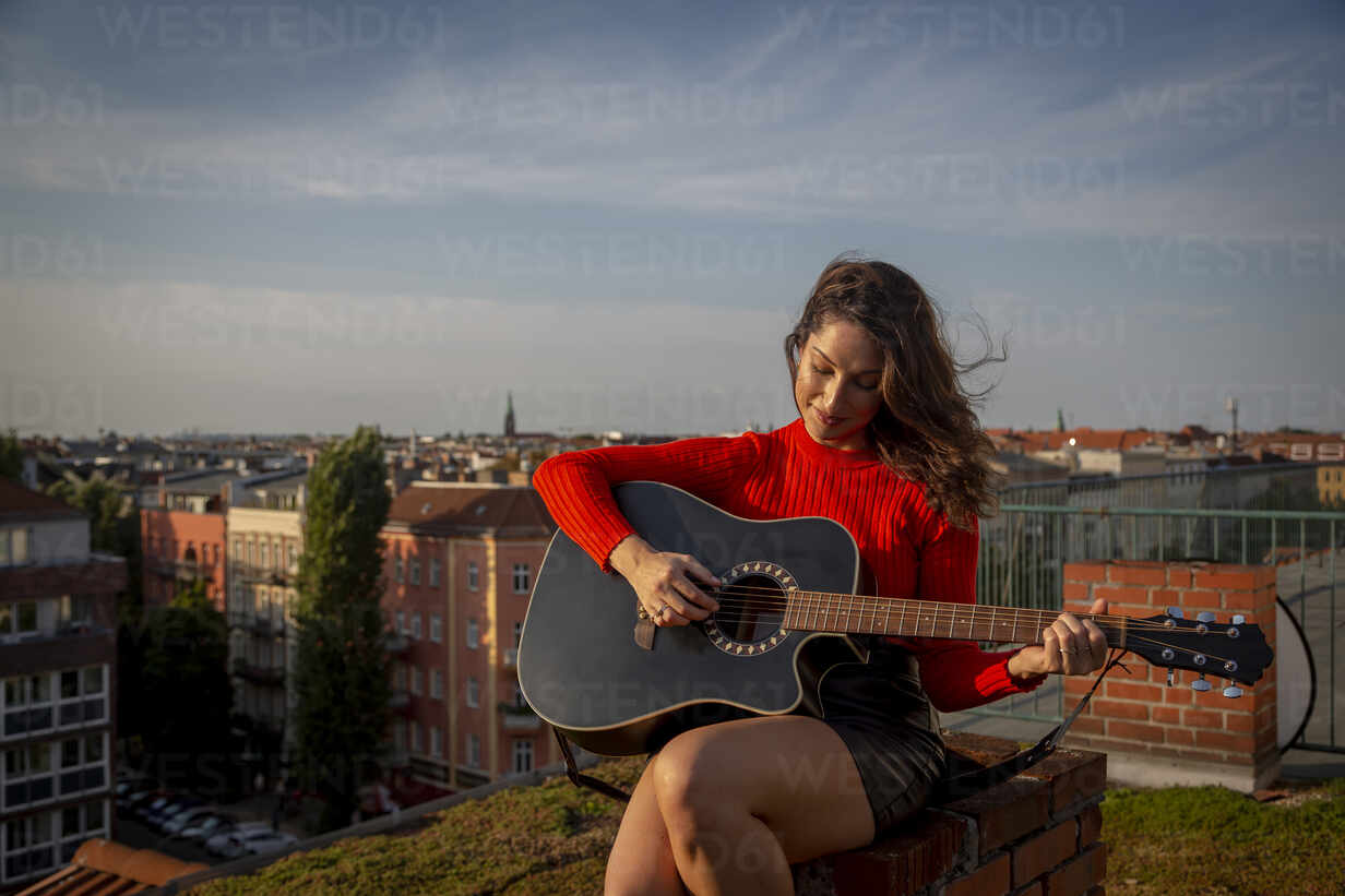 296 Guitar Playing Stool Stock Photos, High-Res Pictures, and Images -  Getty Images