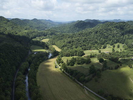Drohnenansicht des Clinch River umgeben von bewaldeten Hügeln im Sommer - BCDF00534