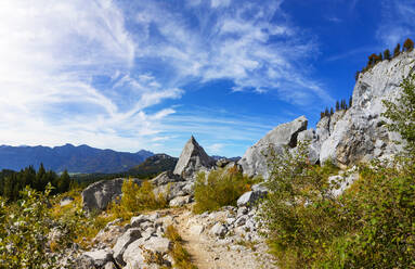 Felsen auf Berg gegen Himmel im Salzkammergut, Österreich - WWF05701