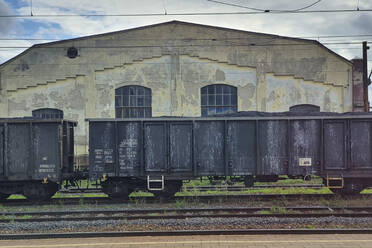 Poland, West Pomeranian Voivodeship, Kolobrzeg, Old railroad cars in front of railroad station - NGF00708