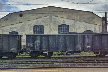 Polen, Woiwodschaft Westpommern, Kolobrzeg, Alte Waggons vor dem Bahnhof - NGF00708