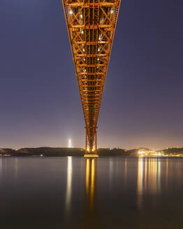 Portugal, Bezirk Lissabon, Lissabon, Unterseite der Brücke 25 de Abril in der Abenddämmerung - AHF00192