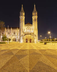 Portugal, Lissabon, Lissabon, Leerer Platz vor dem Eingang des Jeronimos-Klosters bei Nacht - AHF00196