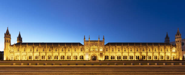 Portugal, Bezirk Lissabon, Lissabon, Panorama des Jeronimos-Klosters in der Abenddämmerung - AHF00203