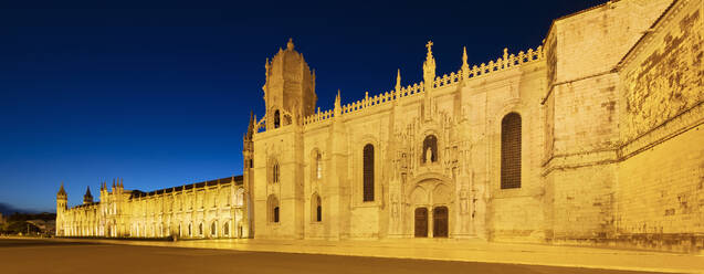 Portugal, Bezirk Lissabon, Lissabon, Panorama des Jeronimos-Klosters bei Nacht - AHF00204