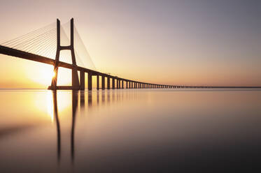 Portugal, Bezirk Lissabon, Lissabon, Vasco-da-Gama-Brücke bei Sonnenuntergang - AHF00206