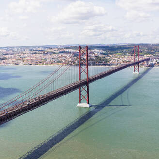 Portugal, Bezirk Lissabon, Lissabon, Luftaufnahme der Brücke 25 de Abril - AHF00207