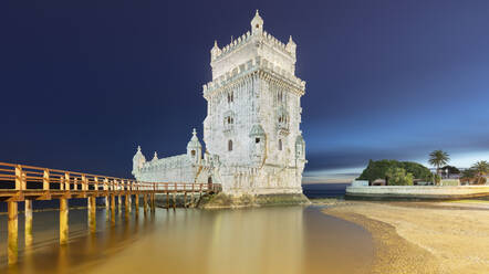 Portugal, Lissabon, Lissabon, Panorama des Belem-Turms in der Abenddämmerung - AHF00208