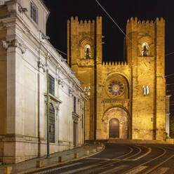 Portugal, Bezirk Lissabon, Lissabon, Leere Straße vor der Kathedrale von Lissabon bei Nacht - AHF00209