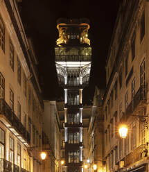 Portugal, Lissabon, Lissabon, Beleuchteter Santa Justa Lift bei Nacht - AHF00210