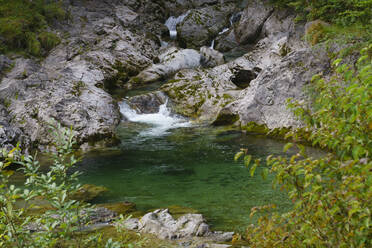 Kleiner Wasserfall an der Weissach - WIF04360