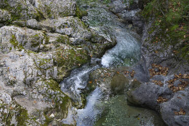 Der Fluss Weissach fließt durch felsiges Gelände im Kreuther Tal - WIF04361