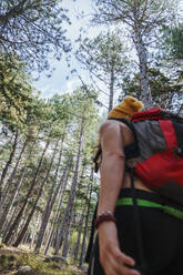 Frau mit Rucksack beim Trekking im Wald bei La Pedriza, Madrid, Spanien - MRRF00664
