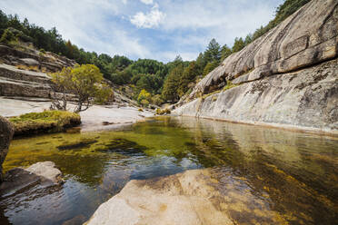 Fluss, der zwischen Felsen im Wald bei La Pedriza, Madrid, Spanien, fließt - MRRF00678