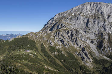 Grauer Berggipfel mit Blick auf das abgelegene Carl von Stahl-Haus - ZCF01000