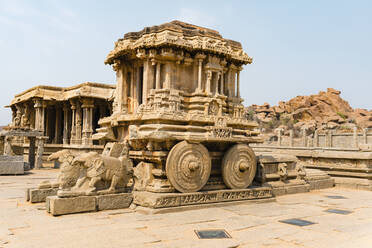 Indien, Karnataka, Hampi, Steinwagen im Tempel des Vijaya Vittala Komplexes im Wüstental von Hampi - JMPF00546