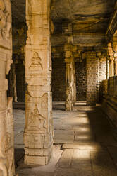 Indien, Karnataka, Hampi, Geschnitzte Säulen im Tempel des Vijaya Vittala Komplexes im Wüstental von Hampi - JMPF00548