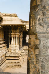 Indien, Karnataka, Hampi, Außenansicht des Vijaya-Vittala-Tempels im Wüstental von Hampi - JMPF00549