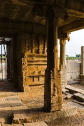 Indien, Karnataka, Hampi, Granit-Tempel im Komplex des Vijayanagara-Reiches im Wüstental von Hampi - JMPF00554