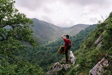 Rückenansicht weiblichen Touristen beim Wandern in der Landschaft und bewundern die Landschaft der bergigen Tal mit englischen Setter Hund - ADSF17398