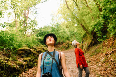 Junge androgyne Frau und ältere Dame bewundern die malerischen Wälder im Urlaub - ADSF17409