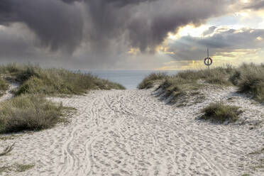 Wolken bei Sonnenuntergang über Dünen und Strand - CHPF00699