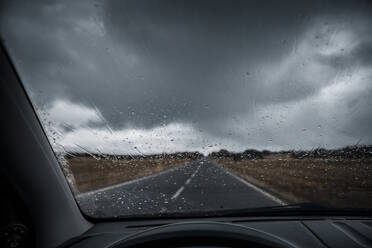 Landstraße und Gewitterwolken vom Auto aus gesehen - ACPF00892