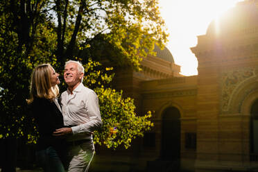 Seitenansicht von zarten reifen Paar umarmt im Park im Sommer beim Genießen sonnigen Tag zusammen - ADSF17572