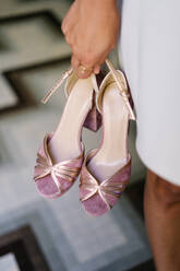 Hohe Winkel der Ernte anonyme weibliche stehend mit Paar elegante hochhackige Schuhe auf unscharfen Hintergrund des Bodens in Shop - ADSF17592