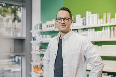 Lächelnder Apotheker im Laborkittel in der Apotheke - MFF06821