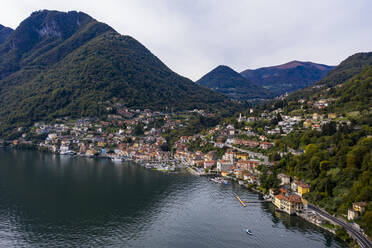 Luftaufnahme von Argegno am Comer See, Lombardei, Italien - AMF08673