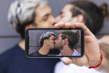 Mann fotografiert beim Küssen eines schwulen Partners in der Stadt - PNAF00150