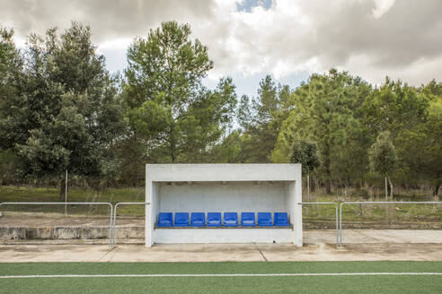 Leere Reservebank auf dem Fußballplatz - JMF00522