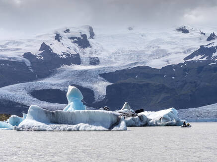Eisberge, die im See Jokulsarlon an der Spitze des Breidamerkurjokull-Gletschers schwimmen - LAF02504