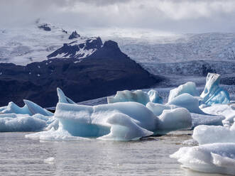 Eisberge, die im See Jokulsarlon an der Spitze des Breidamerkurjokull-Gletschers schwimmen - LAF02505