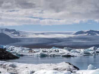 Eisberge, die im See Jokulsarlon an der Spitze des Breidamerkurjokull-Gletschers schwimmen - LAF02506