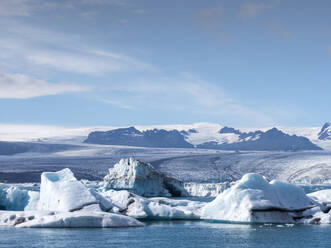 Eisberge, die im See Jokulsarlon an der Spitze des Breidamerkurjokull-Gletschers schwimmen - LAF02509