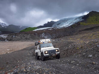 Mann fährt Geländewagen am Svinafellsjokull, Island - LAF02519