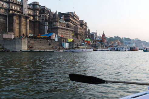 India, Uttar Pradesh, Varanasi, Waterfront of city on bank of river Ganges - JMPF00602