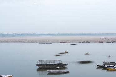 Indien, Uttar Pradesh, Varanasi, Boote im Fluss Ganges - JMPF00605