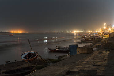 Indien, Uttar Pradesh, Varanasi, Boote entlang des Flusses Ganges bei Nacht - JMPF00608