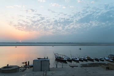 Indien, Uttar Pradesh, Varanasi, Boote am Ufer des Flusses Ganges bei Sonnenuntergang - JMPF00609